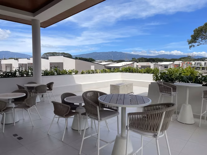 Casa en alquiler en Lindora | Amplio jardín y amenidades | $2,500 - Imagen 14