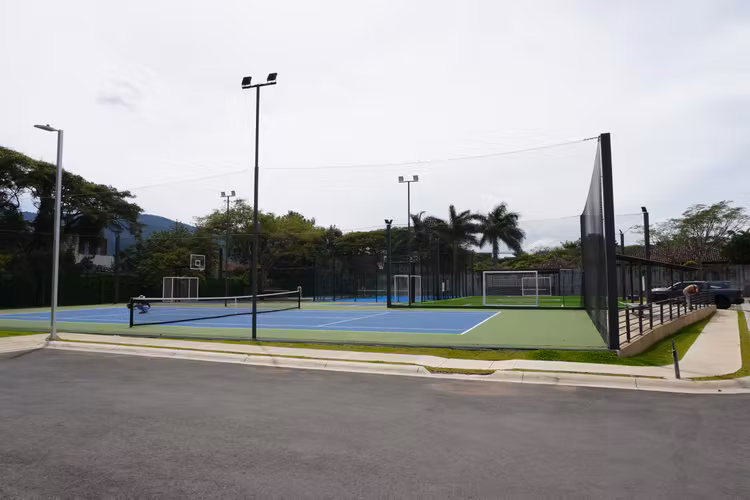 Casa en alquiler en Lindora | Amplio jardín y amenidades | $2,500 - Imagen 17