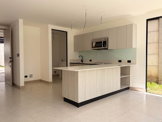 Casa en alquiler en Lindora | Amplio jardín y amenidades | $2,500 - Imagen 12