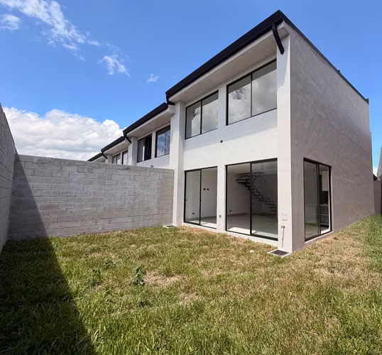 Casa en alquiler en Lindora | Amplio jardín y amenidades | $2,500