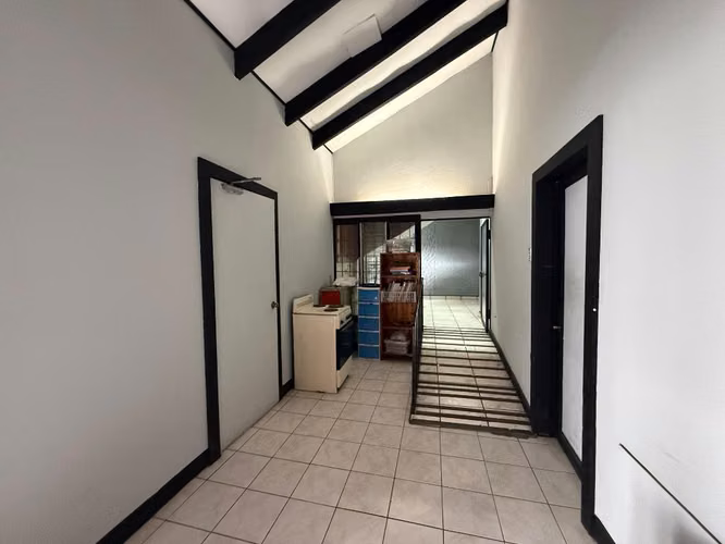 Propiedad de Uso Mixto con 2 Casas y Consultorios en Guadalupe