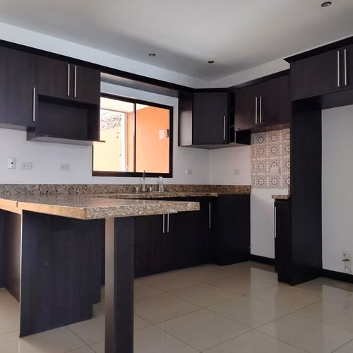 Alquilo casa en condominio en La Unión (AS)