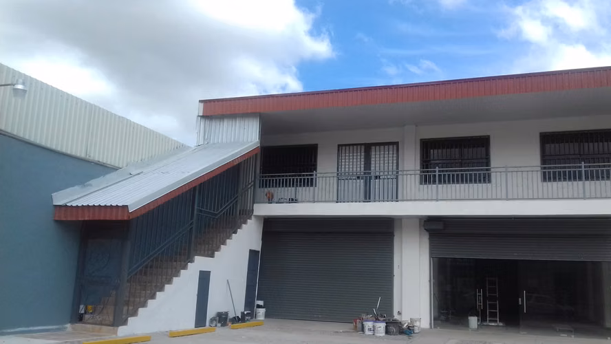 Escazú San Rafael Local Comercial con 120 M2 $ 2000+IVA DISPONIBLE DE INMEDIATO