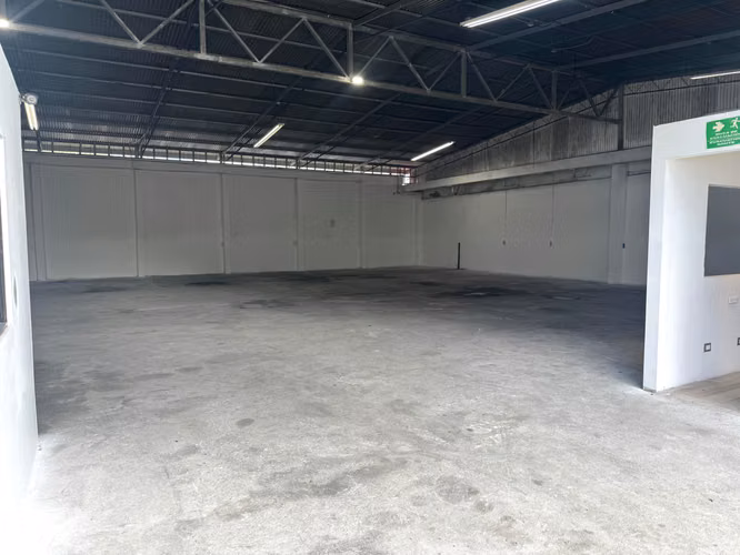 ESCAZU. BODEGAS COMERCIALES E INDUSTRIALES GUACHIPELIN  CERCA DE MULTIPLAZA ESCAZU