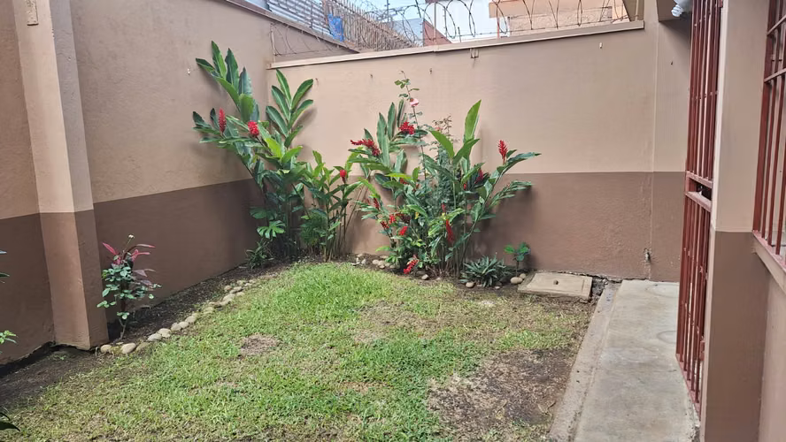 Se Alquila Apartamento en Sabana Sur con Jardin
