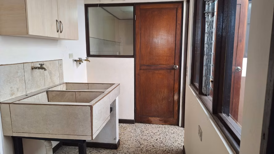 Se Alquila Apartamento en Sabana Sur con Jardin