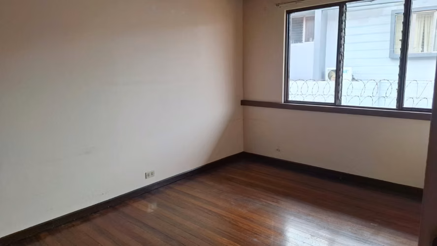 Se Alquila Apartamento en Sabana Sur con Jardin