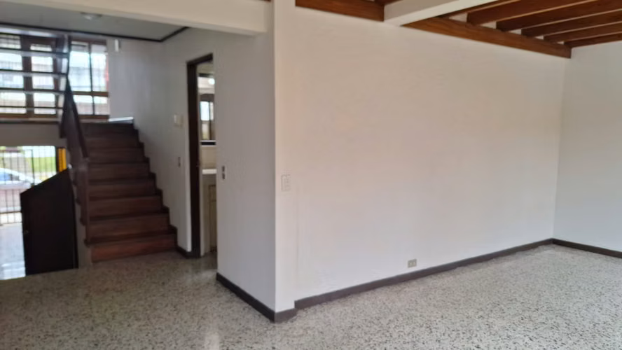 Se Alquila Apartamento en Sabana Sur con Jardin