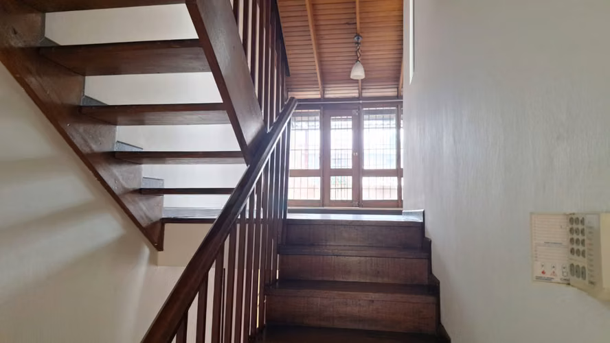 Se Alquila Apartamento en Sabana Sur con Jardin