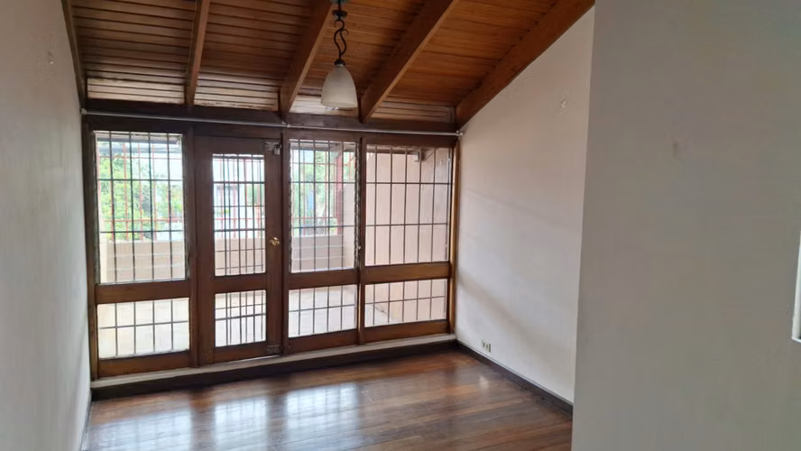 Se Alquila Apartamento en Sabana Sur con Jardin