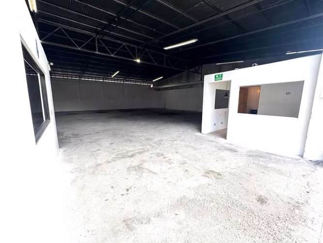 ESCAZU.  BODEGAS INDUSTRIALES  Y COMERCIALES CERCA DE MULTIPLAZA ESCAZU GUACHIPELIN.