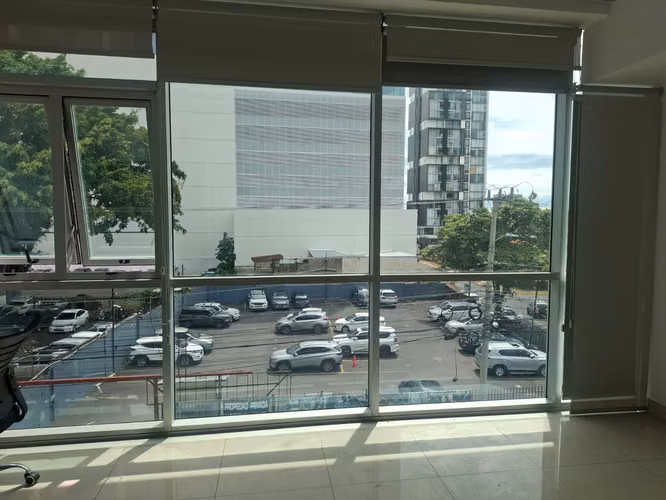 Alquiler de oficina 110m2 con acabados en Sabana Norte.