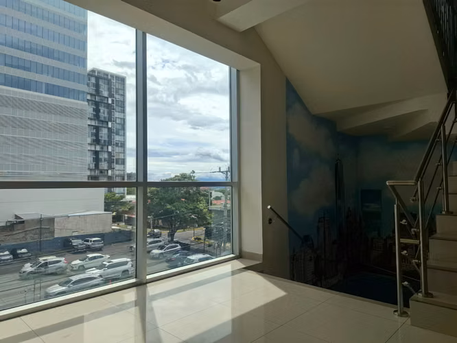 Alquiler de oficina 110m2 con acabados en Sabana Norte.