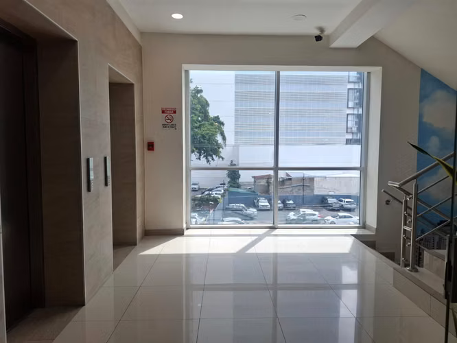 Alquiler de oficina 110m2 con acabados en Sabana Norte.