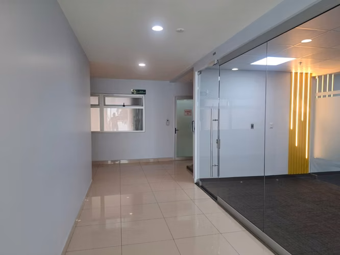 Alquiler de oficina 110m2 con acabados en Sabana Norte.