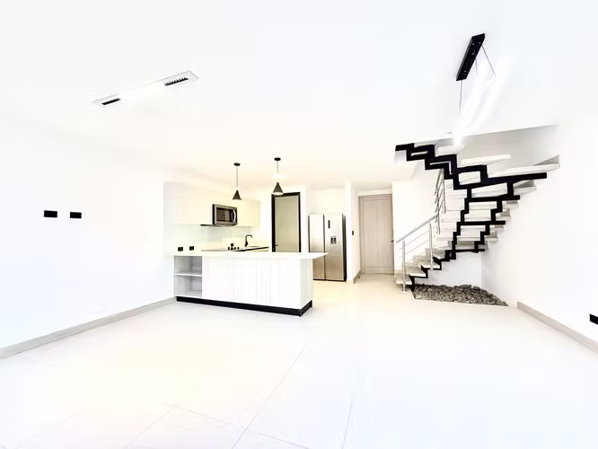 Alquiler casa c/jardín, 3 habitaciones, sala de TV
