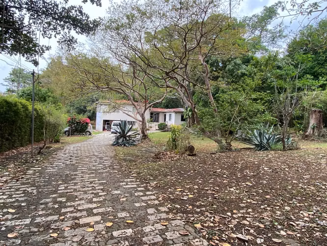 Se vende lote con casa en Escazú