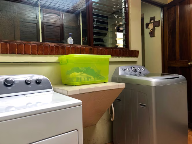 Amplia Casa en Venta en Heredia - Residencial María Auxiliadora