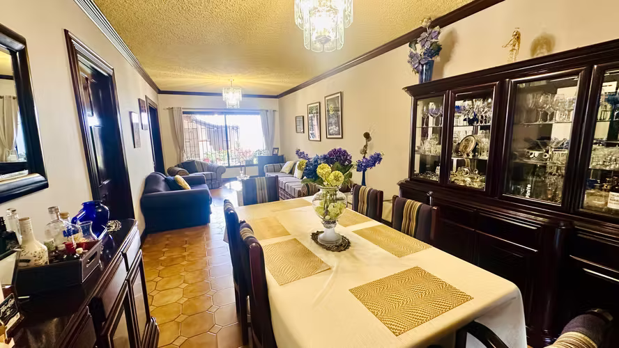 Amplia Casa en Venta en Heredia - Residencial María Auxiliadora