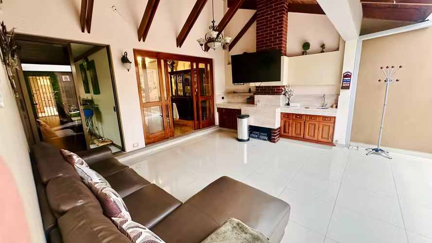 Amplia Casa en Venta en Heredia - Residencial María Auxiliadora