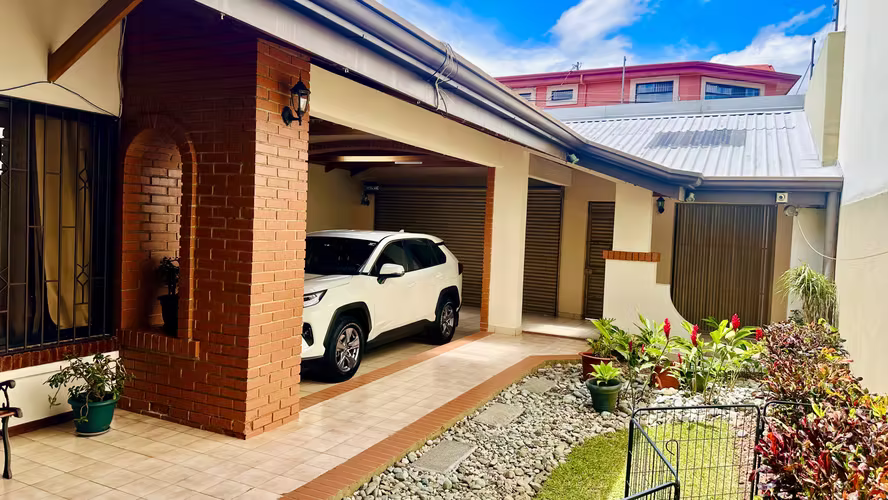 Amplia Casa en Venta en Heredia - Residencial María Auxiliadora