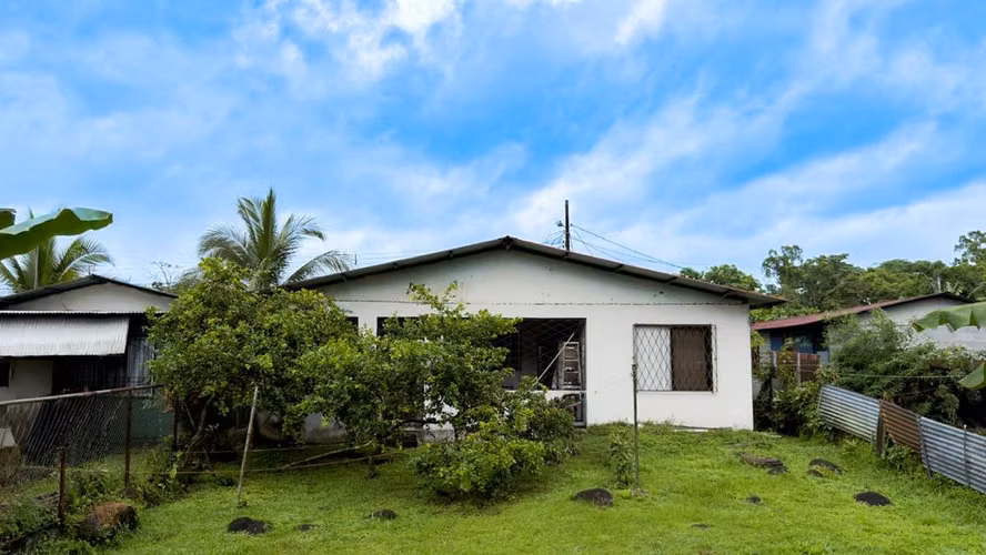 Venta de propiedad con casa en Roxana, Pococí.