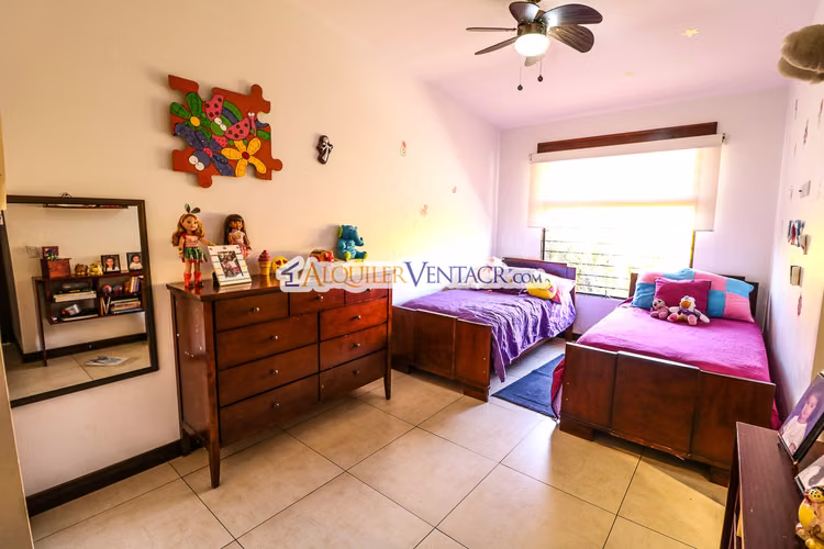 CASA DE UN NIVEL CON 600 M2 LOTE EN TREJOS MONTEALEGRE ESCAZU