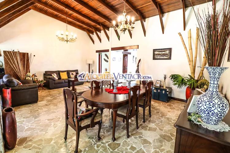 CASA DE UN NIVEL CON 600 M2 LOTE EN TREJOS MONTEALEGRE ESCAZU