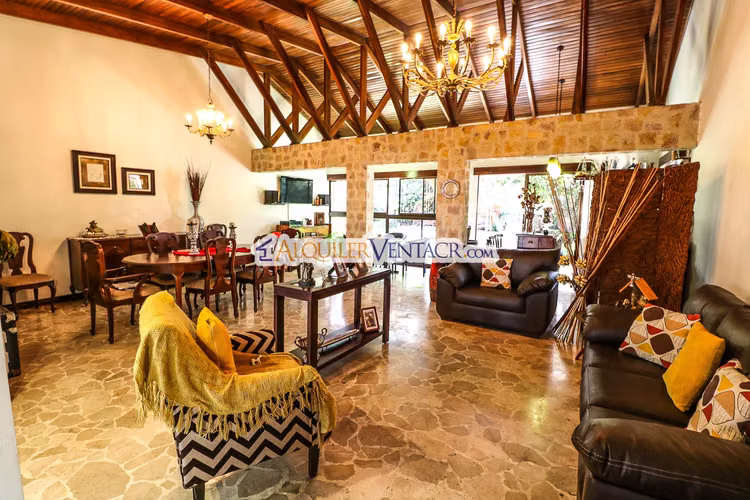 CASA DE UN NIVEL CON 600 M2 LOTE EN TREJOS MONTEALEGRE ESCAZU