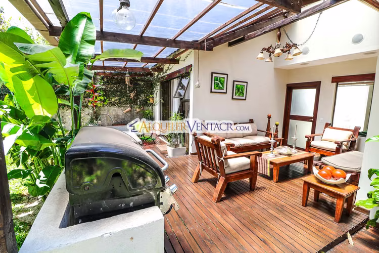 CASA DE UN NIVEL CON 600 M2 LOTE EN TREJOS MONTEALEGRE ESCAZU