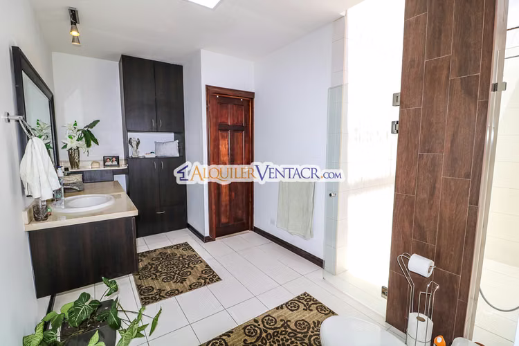 CASA DE UN NIVEL CON 600 M2 LOTE EN TREJOS MONTEALEGRE ESCAZU