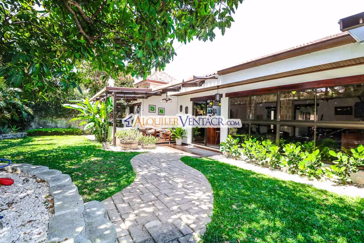 CASA DE UN NIVEL CON 600 M2 LOTE EN TREJOS MONTEALEGRE ESCAZU