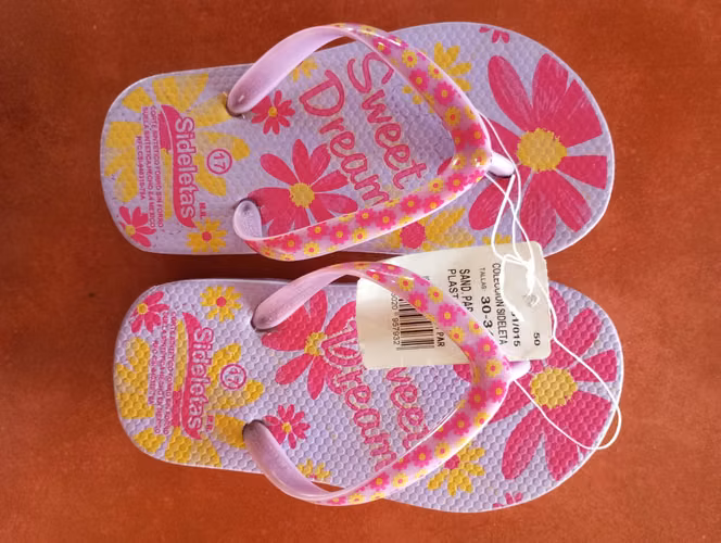 Dos pares de chancletas para niño y para niña