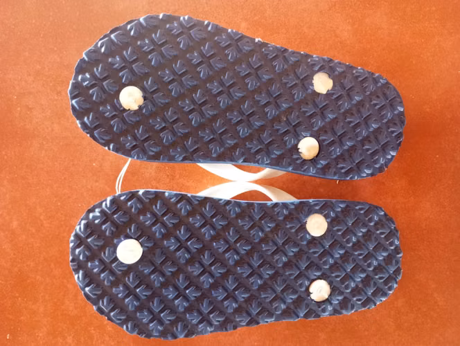 Dos pares de chancletas para niño y para niña