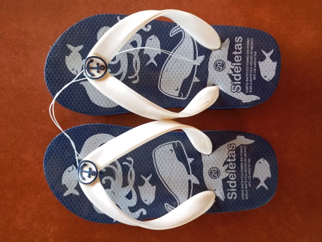 Dos pares de chancletas para niño y para niña