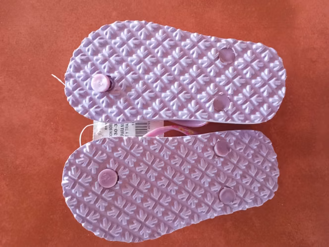 Dos pares de chancletas para niño y para niña