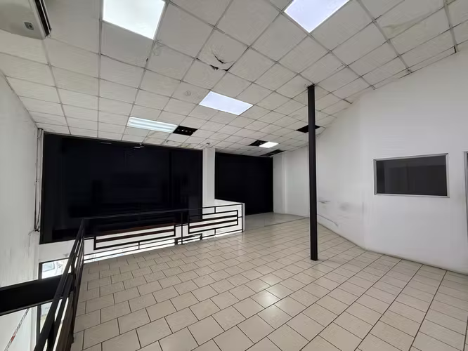 SE ALQUILA LOCAL COMERCIAL DE 260 m2 EN LINDORA FRENTE A CALLE DE ALTO TRANSITO