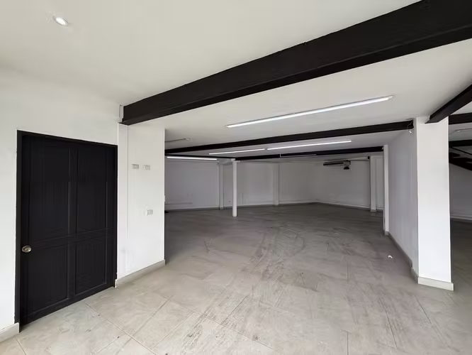 SE ALQUILA LOCAL COMERCIAL DE 260 m2 EN LINDORA FRENTE A CALLE DE ALTO TRANSITO