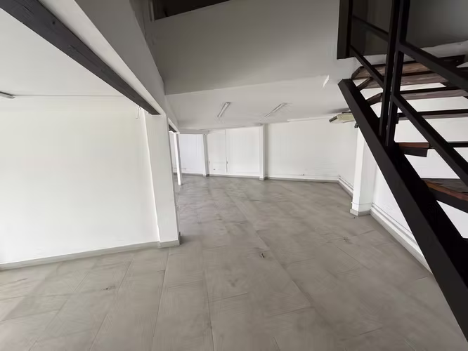 SE ALQUILA LOCAL COMERCIAL DE 260 m2 EN LINDORA FRENTE A CALLE DE ALTO TRANSITO