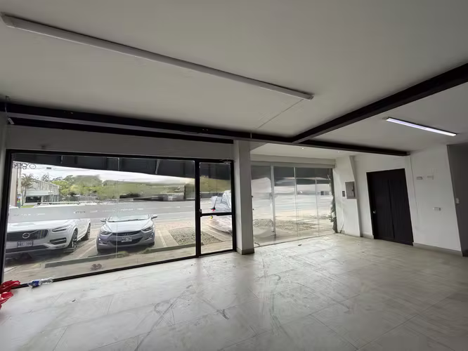 SE ALQUILA LOCAL COMERCIAL DE 260 m2 EN LINDORA FRENTE A CALLE DE ALTO TRANSITO