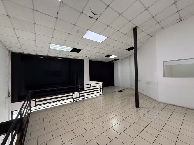 SE ALQUILA LOCAL COMERCIAL DE 260 m2 EN LINDORA FRENTE A CALLE DE ALTO TRANSITO