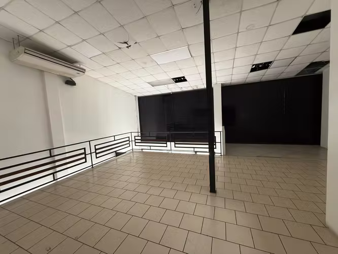 SE ALQUILA LOCAL COMERCIAL DE 260 m2 EN LINDORA FRENTE A CALLE DE ALTO TRANSITO