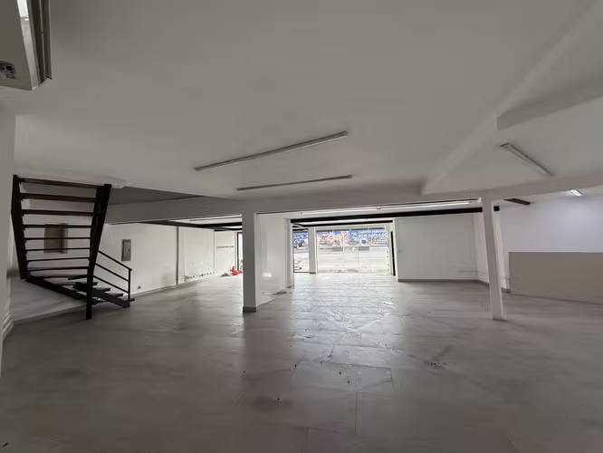 SE ALQUILA LOCAL COMERCIAL DE 260 m2 EN LINDORA FRENTE A CALLE DE ALTO TRANSITO