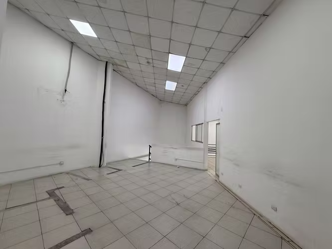 SE ALQUILA LOCAL COMERCIAL DE 260 m2 EN LINDORA FRENTE A CALLE DE ALTO TRANSITO