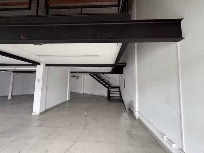 SE ALQUILA LOCAL COMERCIAL DE 260 m2 EN LINDORA FRENTE A CALLE DE ALTO TRANSITO