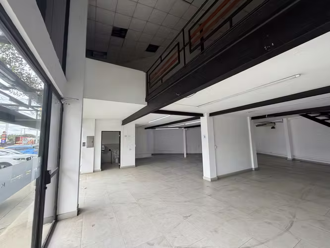 SE ALQUILA LOCAL COMERCIAL DE 260 m2 EN LINDORA FRENTE A CALLE DE ALTO TRANSITO