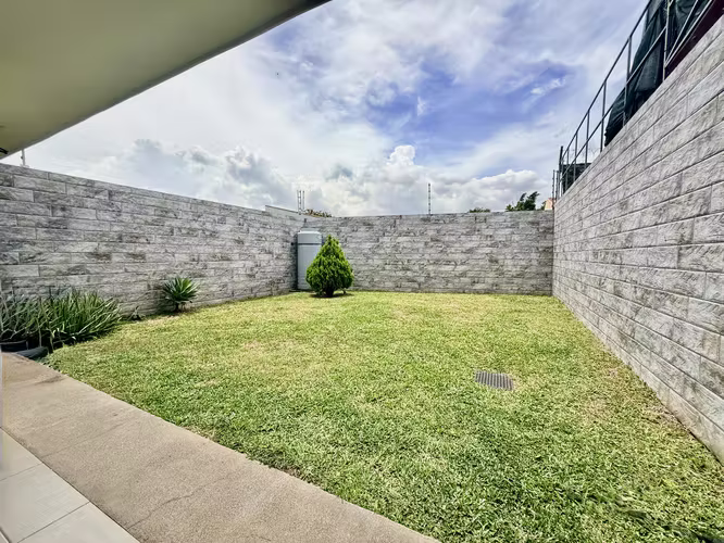 Venta de casa contemporánea de 3 habitaciones con amplio jardín en Santa Ana - Imagen 16