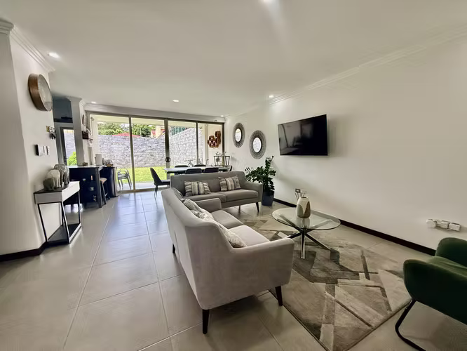 Venta de casa contemporánea de 3 habitaciones con amplio jardín en Santa Ana - Imagen 2