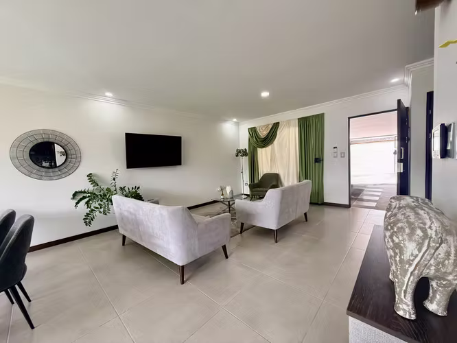 Venta de casa contemporánea de 3 habitaciones con amplio jardín en Santa Ana