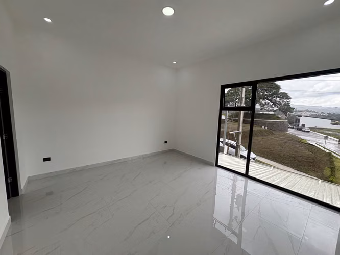 *Venta de hermosa casa de 4 habitaciones en condominio en Tres Ríos.